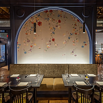 Обои ручная роспись Falling Flowers Standard colourway on Pale Grey dyed silk варинант исполнения - 1 | Loft Concept в Ижевске