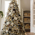 Дизайнерская Елка украшенная шарами в бежевых тонах и декором в виде белых цветов и шишек варинант исполнения - 1 | Loft Concept в Ижевске