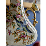 Ваза белого цвета из фарфора с цветочным рисунком и бронзовыми ручками с фигурками птиц Eden Garden porcelain and bronze варинант исполнения - 4 | Loft Concept в Ижевске