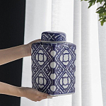 Ваза прямоугольной формы с крышкой и геометрическим узором в сине-белых цветах Blue & White Ornament  варинант исполнения - 8 | Loft Concept в Ижевске