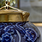Ваза с насыщенным синим орнаментом и золотой крышкой Blue & White Ornament  варинант исполнения - 3 | Loft Concept в Ижевске