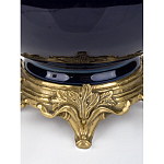 Ваза темно-синяя фарфоровая на бронзовой подставке с ажурным ободком и изогнутыми ручками Eden Garden варинант исполнения - 3 | Loft Concept в Ижевске