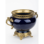 Ваза темно-синяя фарфоровая на бронзовой подставке с ажурным ободком и изогнутыми ручками Eden Garden варинант исполнения - 2 | Loft Concept в Ижевске