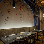 Обои ручная роспись Falling Flowers Standard colourway on Pale Grey dyed silk варинант исполнения - 2 | Loft Concept в Ижевске