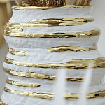 Ваза белая с рельефной поверхностью и золотыми полосами Vase Beehive варинант исполнения - 3 | Loft Concept в Ижевске