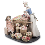 Статуэтка фарфоровая Девушка и маленькая девочка с цветами Charming Statuette варинант исполнения - 1 | Loft Concept в Ижевске