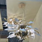 Люстра подвесная с белыми матовыми и золотыми глянцевыми листьями Wintery flovers варинант исполнения - 4 | Loft Concept в Ижевске