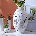 Ваза с декоративными лицами и графическими элементами в виде сердец и символов Faces of Imagination варинант исполнения - 3 | Loft Concept в Ижевске