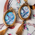 Картина с изображением павлинов в саду в овальной позолоченной раме с кисточкой Chinoiserie Imperial Garden Peacocks on a Tree Poster варинант исполнения - 4 | Loft Concept в Ижевске