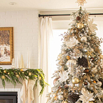 Дизайнерская Елка украшенная шарами в бежевых тонах и декором в виде белых цветов и шишек варинант исполнения - 3 | Loft Concept в Ижевске