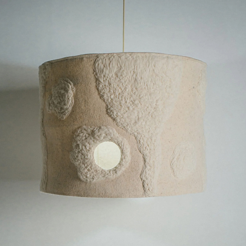 Подвесной светильник из шерсти в технике сухого валяния Dry Felted Wool Lamp Бежевый Подвесной светильник из шерсти в технике сухого валяния Dry Felted Wool Lamp Бежевый в Ижевске | Loft Concept