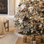 Дизайнерская Елка украшенная шарами в бежевых тонах и декором в виде белых цветов и шишек варинант исполнения - 2 | Loft Concept в Ижевске