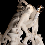 Люстра с тремя фигурами обезьян с лампочками в руках белого цвета Hanging Monkey варинант исполнения - 4 | Loft Concept в Ижевске