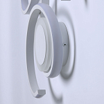 Бра белого цвета с изогнутыми световыми линиями и круглым основанием Luke Lampco Tracer Lamp варинант исполнения - 6 | Loft Concept в Ижевске