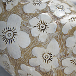 Статуэтка курица с резными белыми цветами на бежевой фактурной поверхности Rustic Chicken варинант исполнения - 2 | Loft Concept в Ижевске