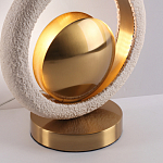 Настольная лампа с бежевым текстурным кольцом и латунным шаром в центре Tactile   варинант исполнения - 8 | Loft Concept в Ижевске