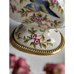 Ваза белого цвета из фарфора с цветочным рисунком и бронзовыми ручками с фигурками птиц Eden Garden porcelain and bronze варинант исполнения - 3 | Loft Concept в Ижевске