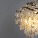 Люстра подвесная с белыми перламутровыми подвесками и изогнутыми золотистыми элементами Диаметр 50 см SHELL Chandelier варинант исполнения - 3 | Loft Concept в Ижевске