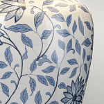 Настольная лампа с керамическим основанием в белом цвете с синим цветочным орнаментом на темной деревянной подставке и тканевым абажуром Elstead Lighting варинант исполнения - 4 | Loft Concept в Ижевске