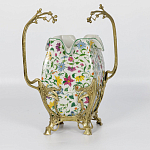 Ваза белого цвета из фарфора с ярким цветочным узором и бронзовыми ручками в виде ветвей Eden Garden porcelain and bronzeм варинант исполнения - 1 | Loft Concept в Ижевске