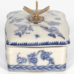 Фарфоровая шкатулка с бронзовой стрекозой Blue and White варинант исполнения - 2 | Loft Concept в Ижевске