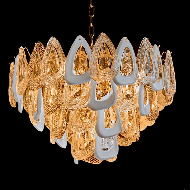 Люстра с многослойными белыми и прозрачными подвесками Character Chandelier Золотой Прозрачный Белый Люстра с многослойными белыми и прозрачными подвесками Character Chandelier Золотой Прозрачный Белый в Ижевске | Loft Concept